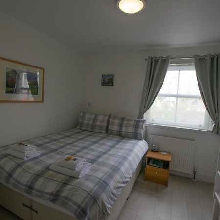 Corran Bunkhouse Hotel Exterior photo A bedroom in a bed and breakfast in Wales