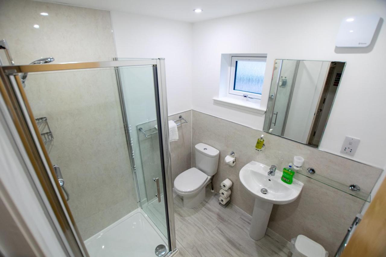 Corran Bunkhouse Hotel Exterior photo A shower room
