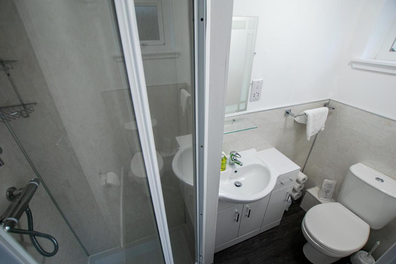 Corran Bunkhouse Hotel Exterior photo A shower cubicle