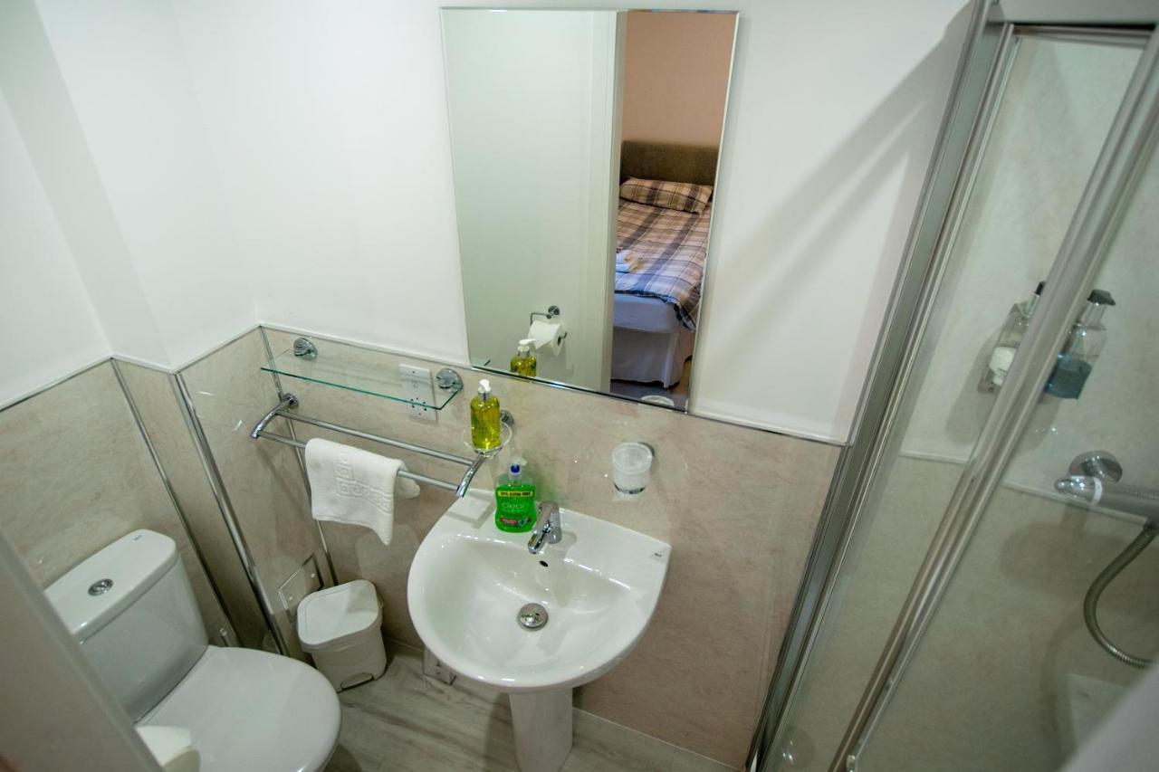 Corran Bunkhouse Hotel Exterior photo A wet room in a hotel