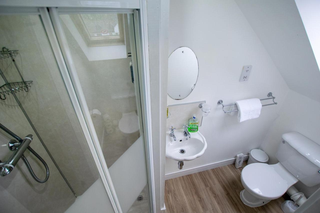 Corran Bunkhouse Hotel Exterior photo A typical bathroom in a student flat