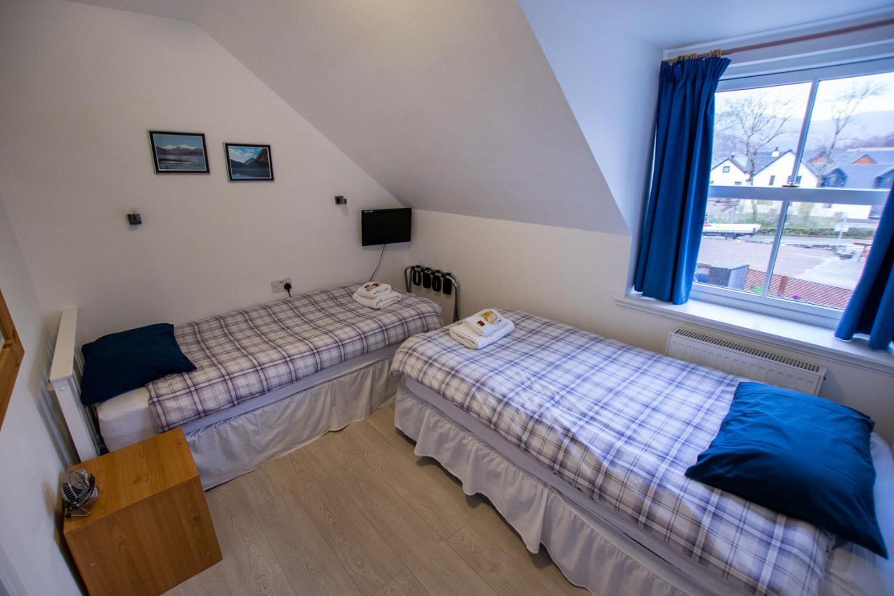 Corran Bunkhouse Hotel Exterior photo A typical bedroom at the hostel
