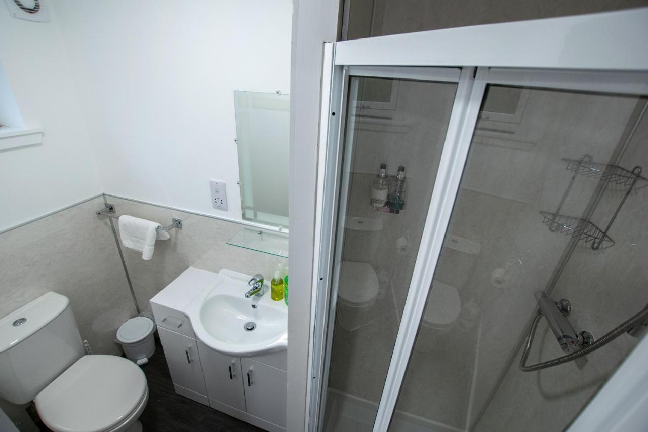 Corran Bunkhouse Hotel Exterior photo A shower cubicle