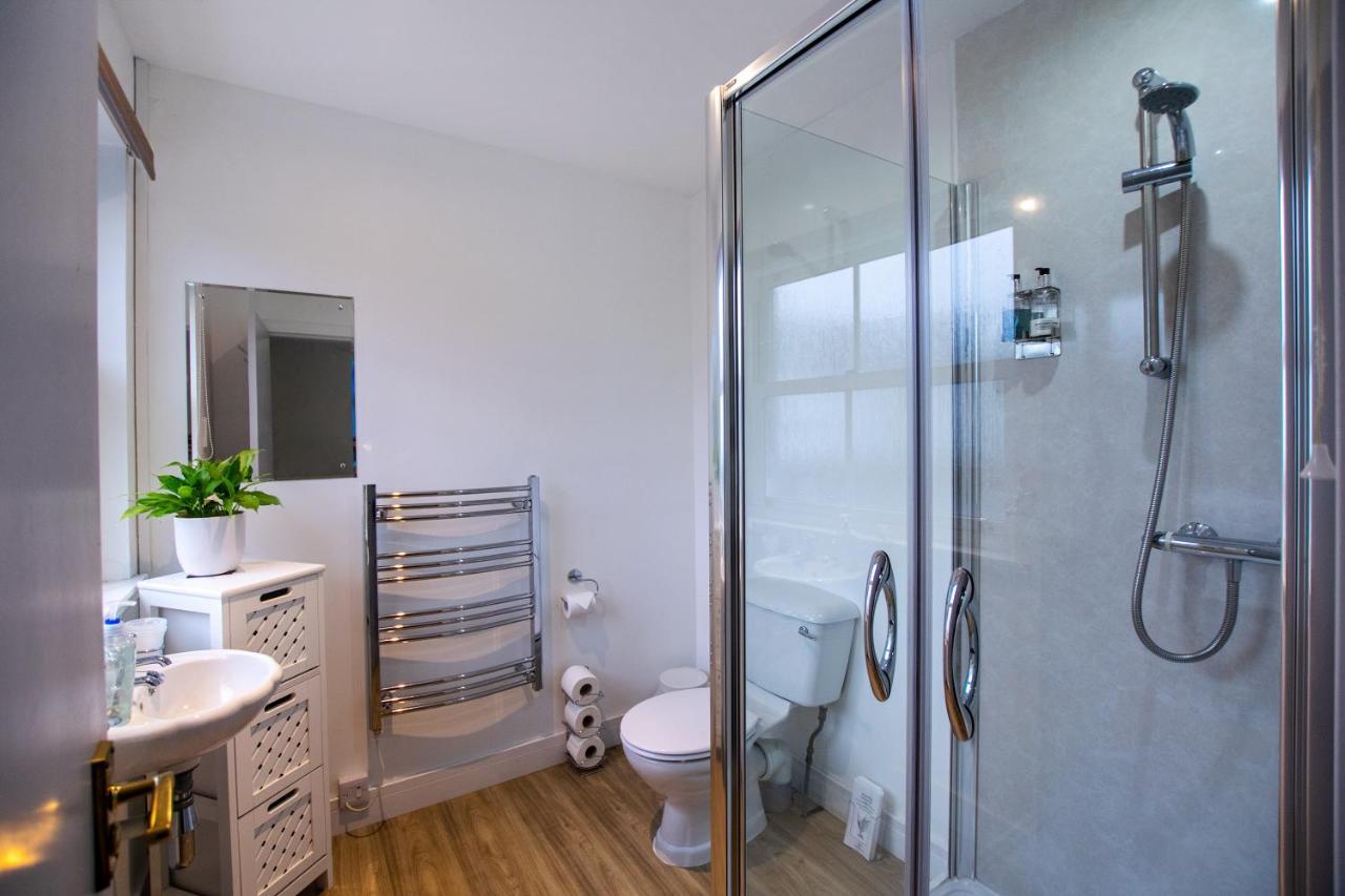 Corran Bunkhouse Hotel Exterior photo A shower room