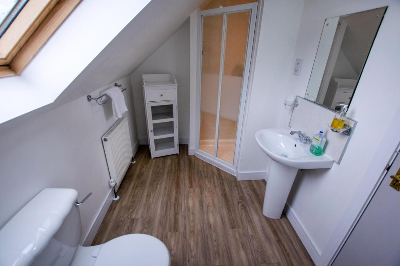 Corran Bunkhouse Hotel Exterior photo Ensuite bathroom