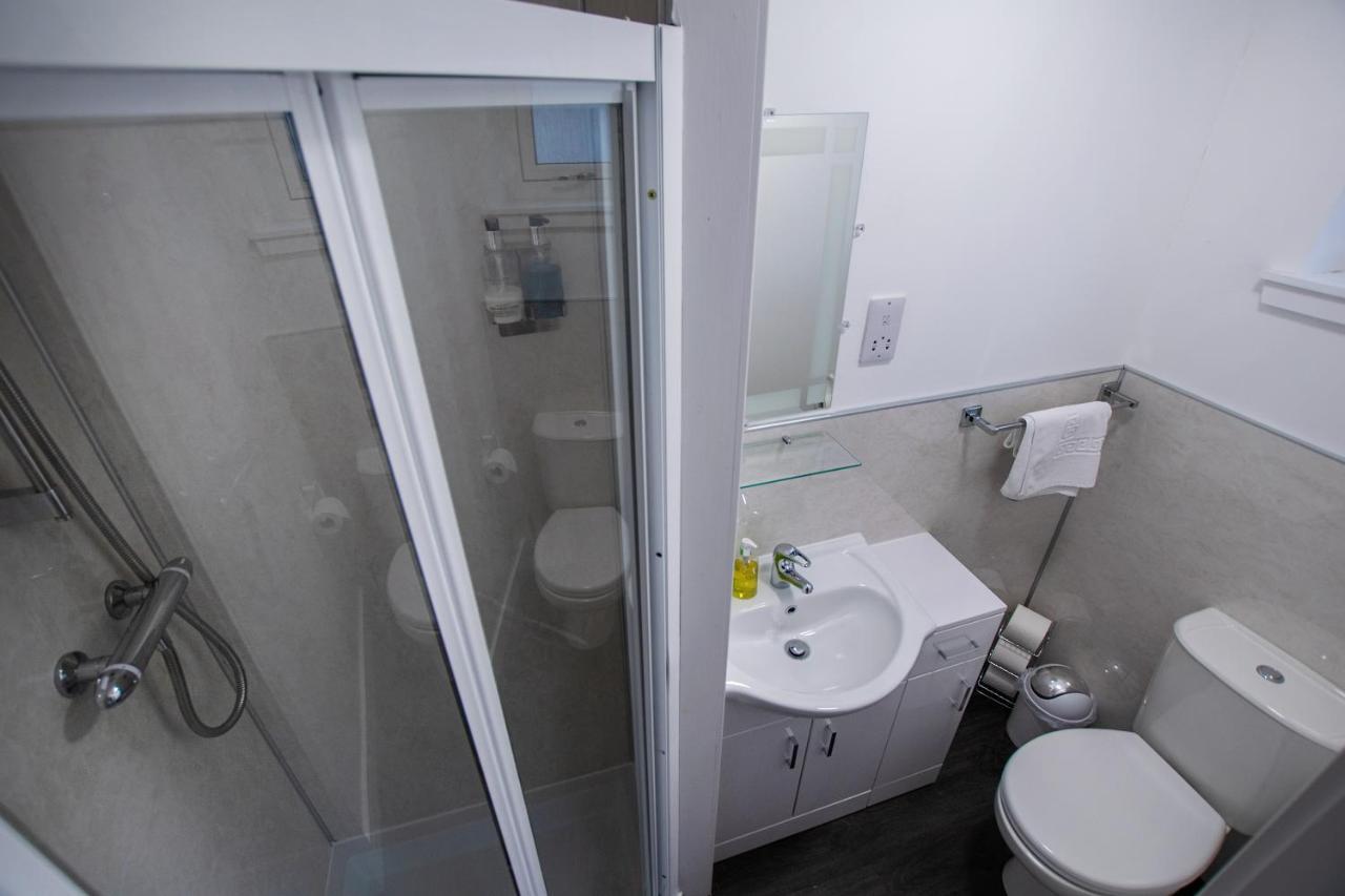 Corran Bunkhouse Hotel Exterior photo A shower cubicle