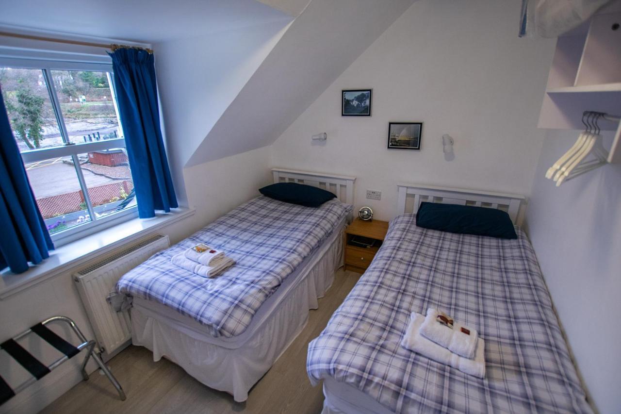 Corran Bunkhouse Hotel Exterior photo A typical bedroom at the hostel