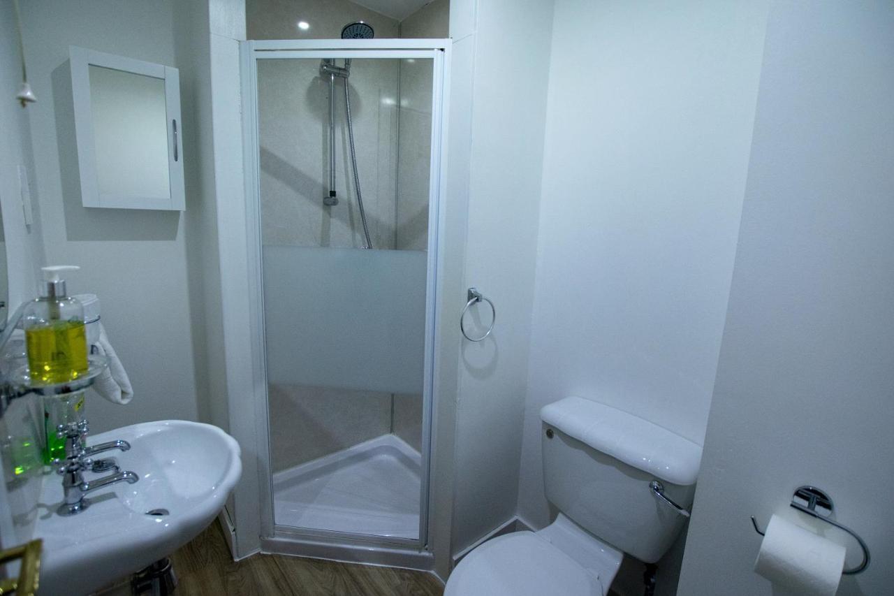 Corran Bunkhouse Hotel Exterior photo A shower cubicle