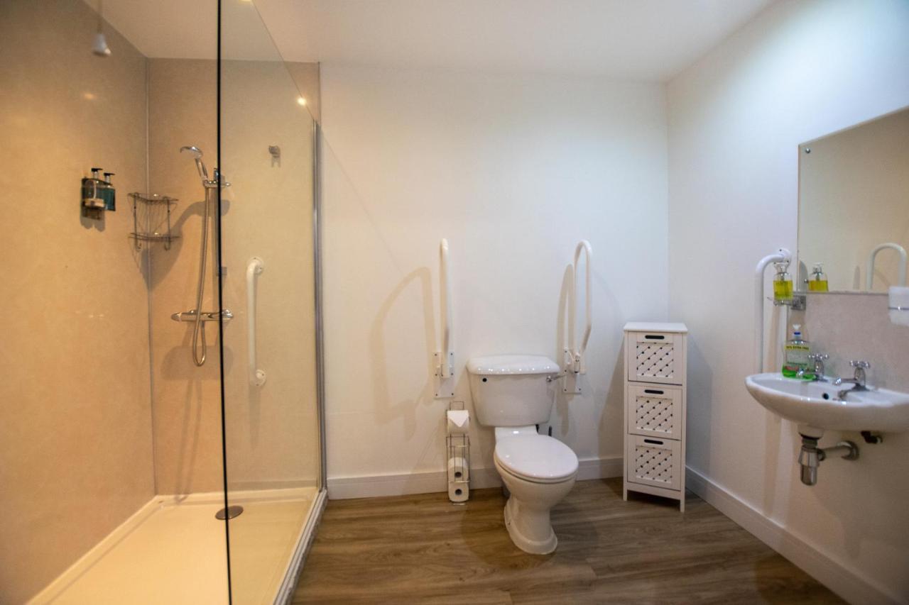 Corran Bunkhouse Hotel Exterior photo A wet room