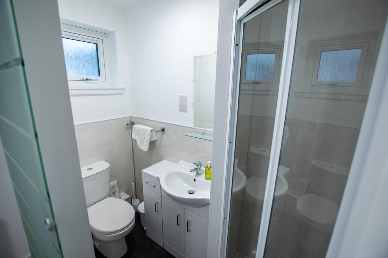 Corran Bunkhouse Hotel Exterior photo A typical shower room