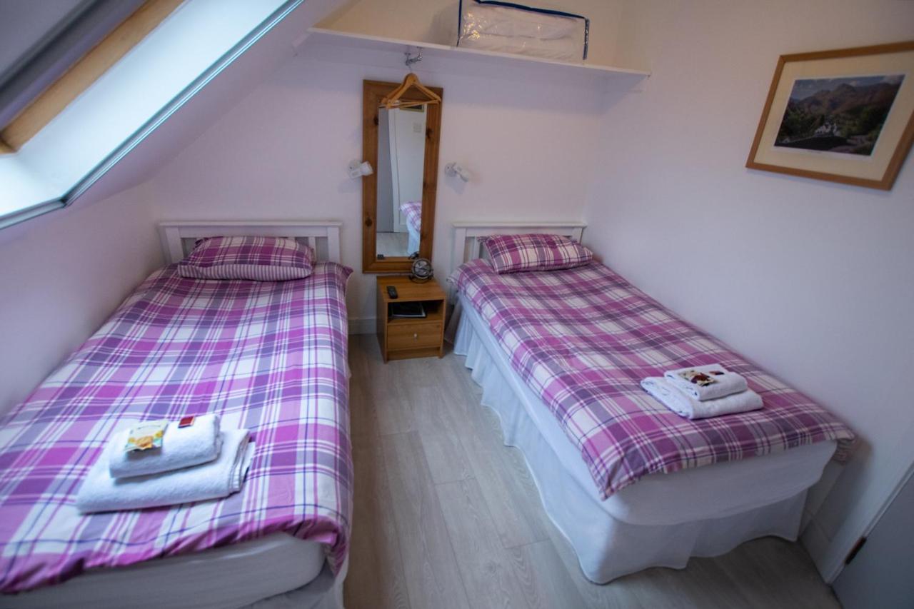 Corran Bunkhouse Hotel Exterior photo A twin bedroom