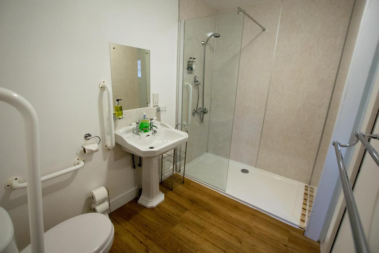 Corran Bunkhouse Hotel Exterior photo A typical bathroom in a student flat