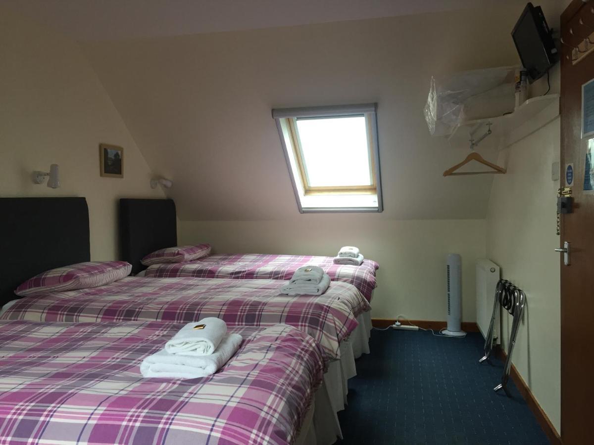 Corran Bunkhouse Hotel Exterior photo A room at the hotel