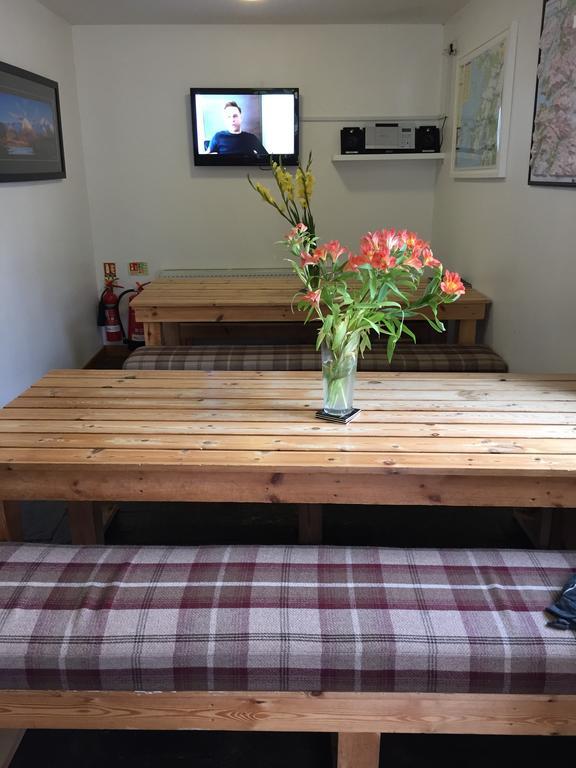 Corran Bunkhouse Hotel Exterior photo A traditional Japanese dining table