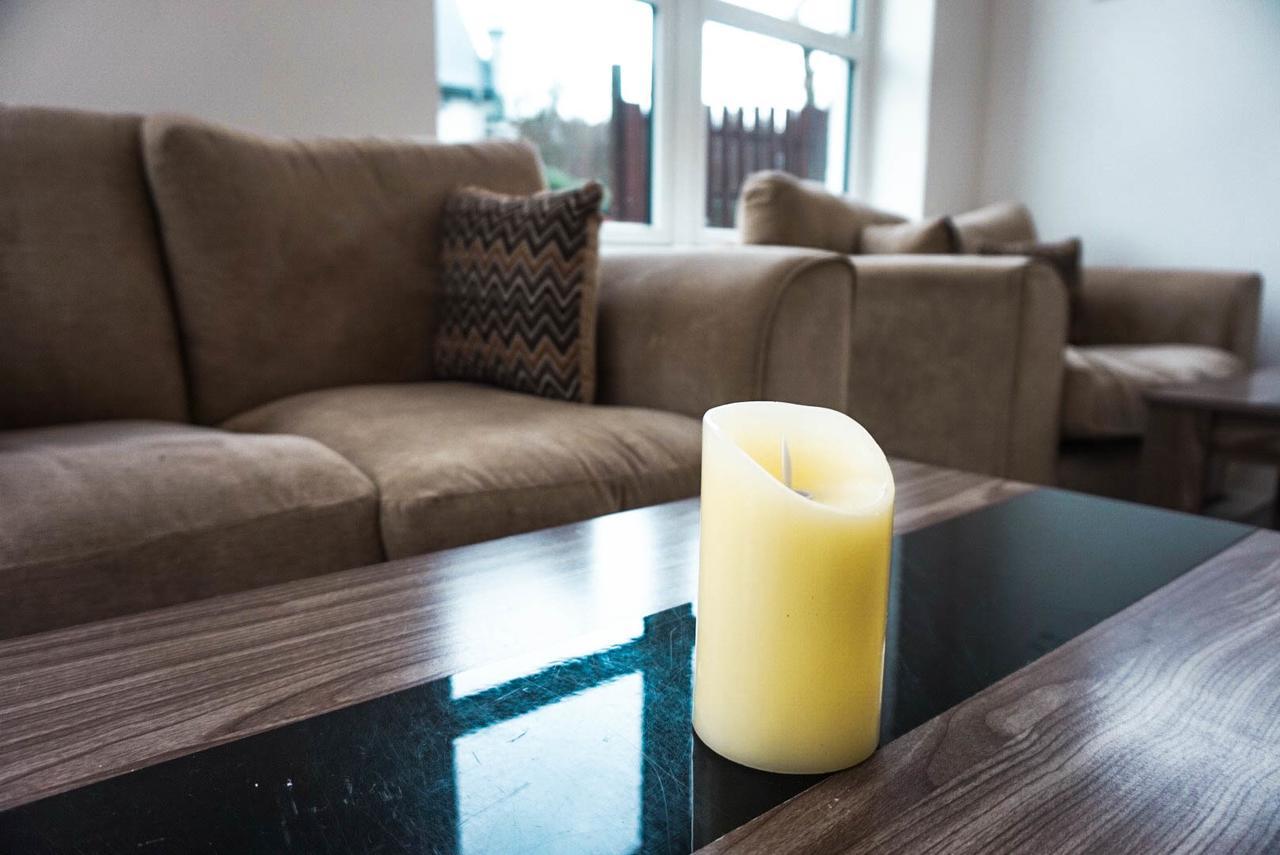 Corran Bunkhouse Hotel Room photo A candle on a coffee table