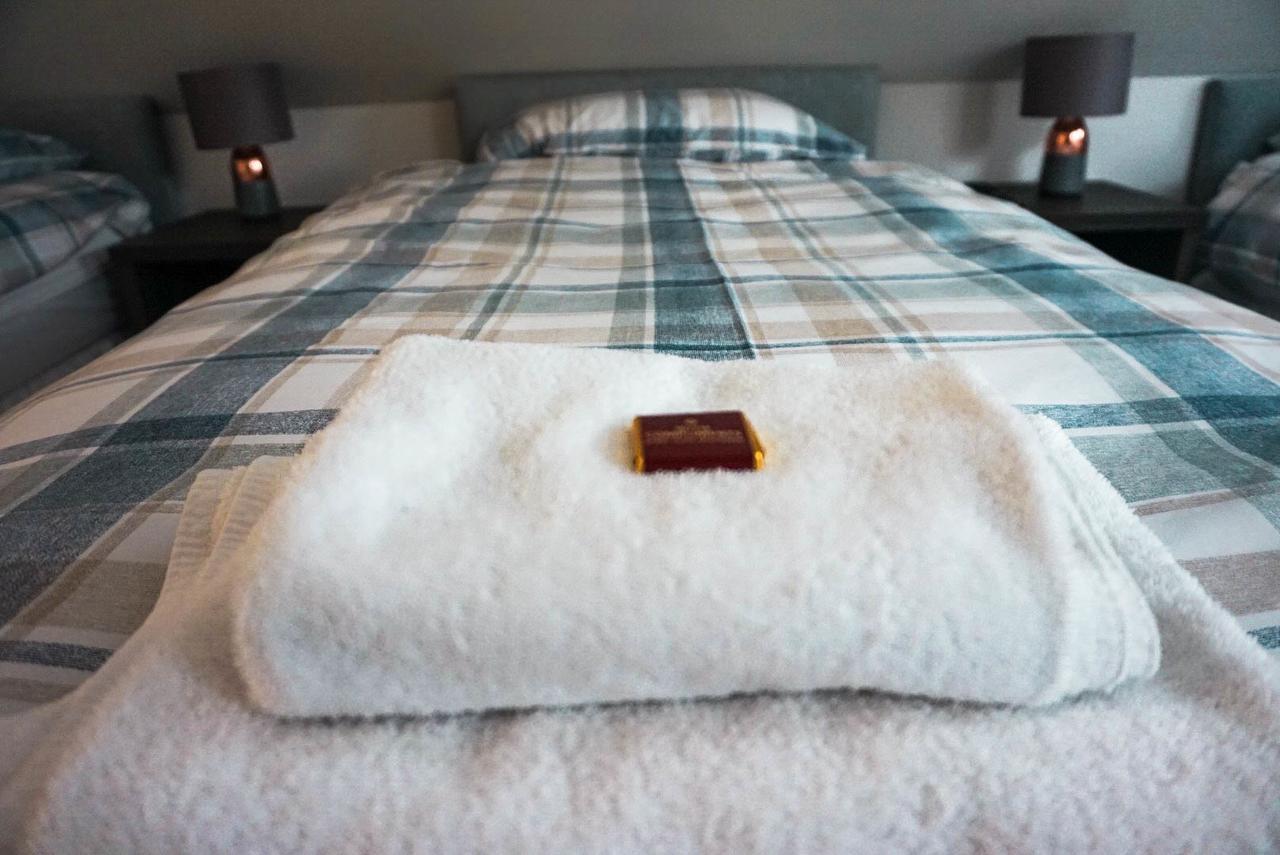 Corran Bunkhouse Hotel Exterior photo A bed with a fur throw