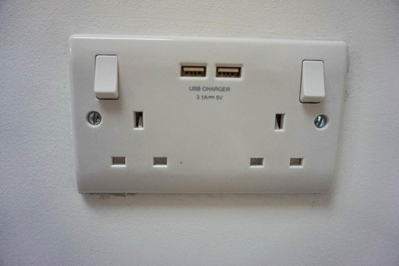 Corran Bunkhouse Hotel Exterior photo A USB charger