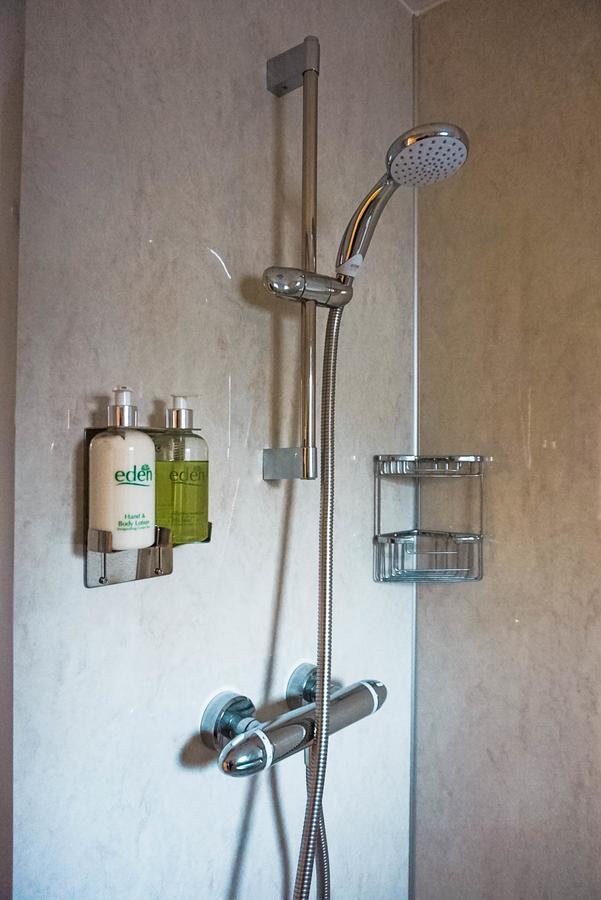 Corran Bunkhouse Hotel Exterior photo Shower gel and shampoo