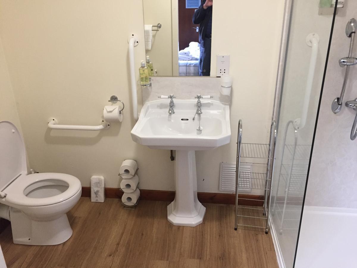 Corran Bunkhouse Hotel Exterior photo A typical bathroom in a UK hotel
