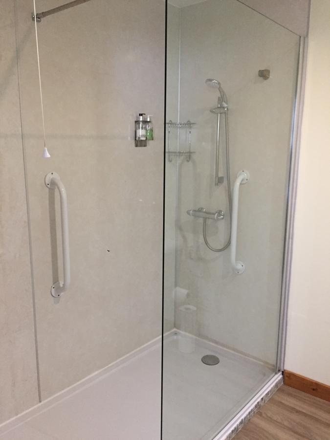 Corran Bunkhouse Hotel Exterior photo A shower enclosure