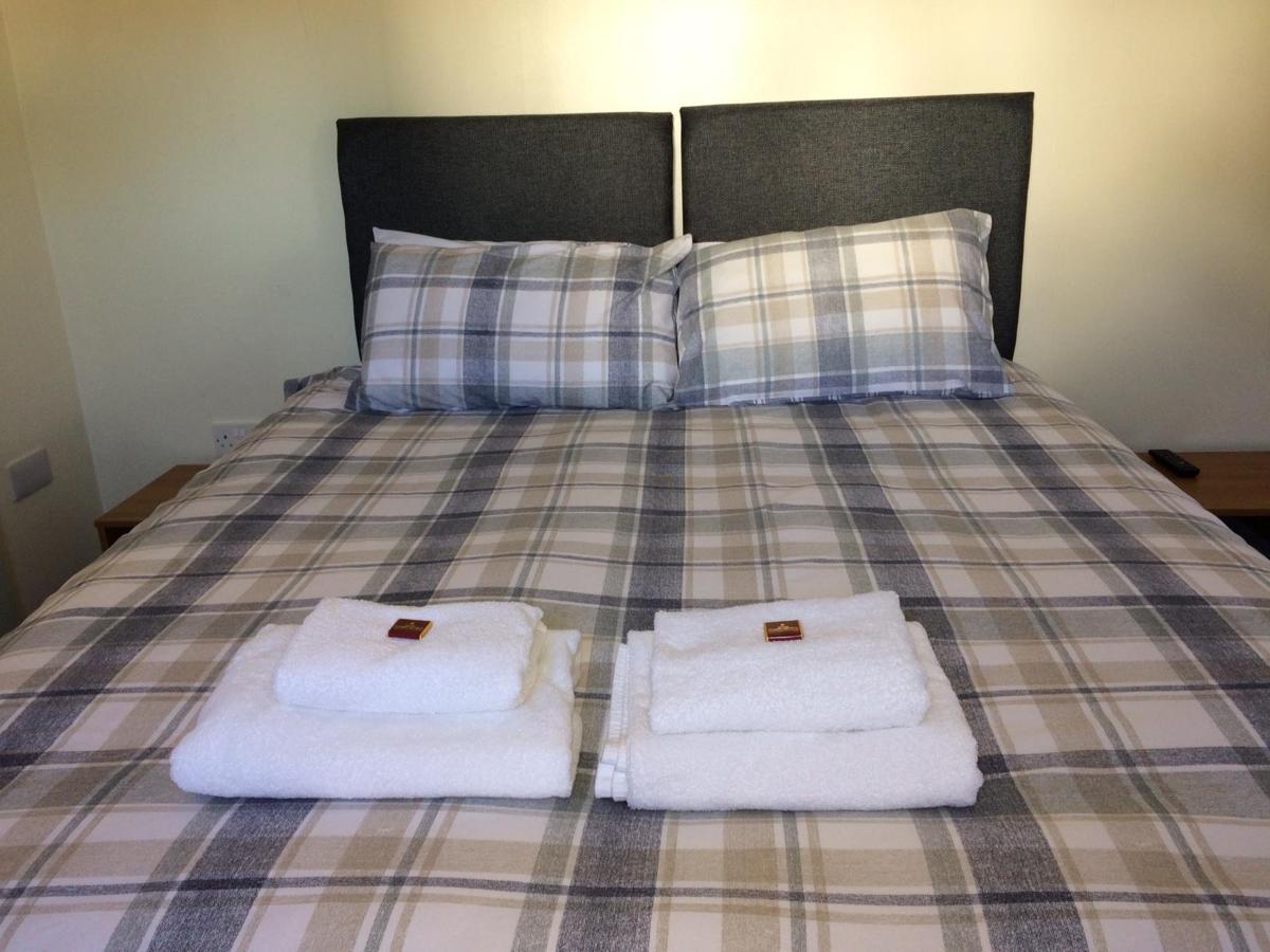 Corran Bunkhouse Hotel Exterior photo A bed with towels