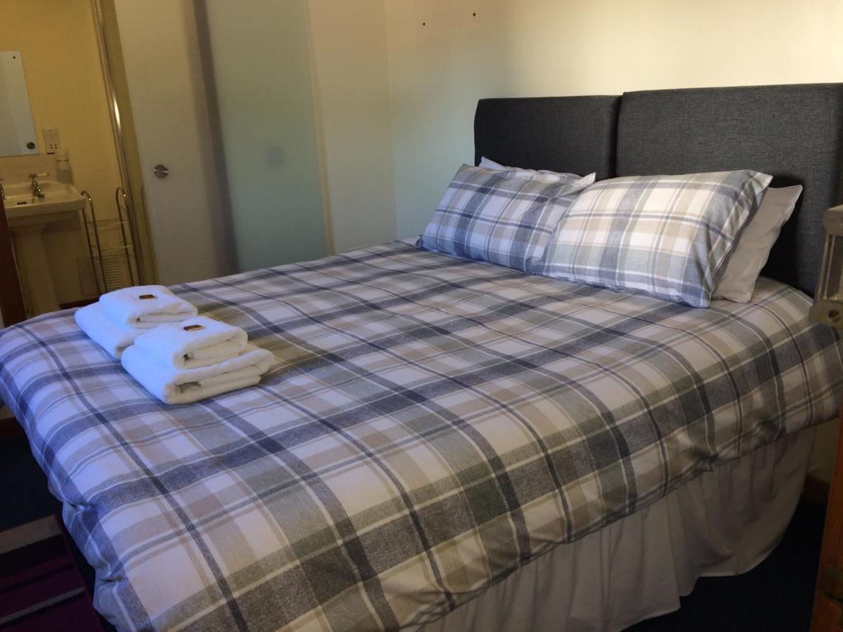 Corran Bunkhouse Hotel Exterior photo A bed with a duvet